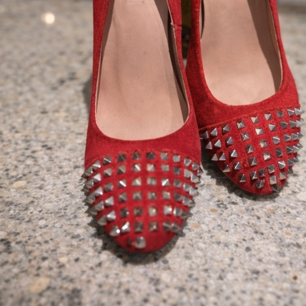 Betsy Johnson Red Suede Studded Pointed Toe Heels Leopard Sole Size 8 - Picture 3 of 8